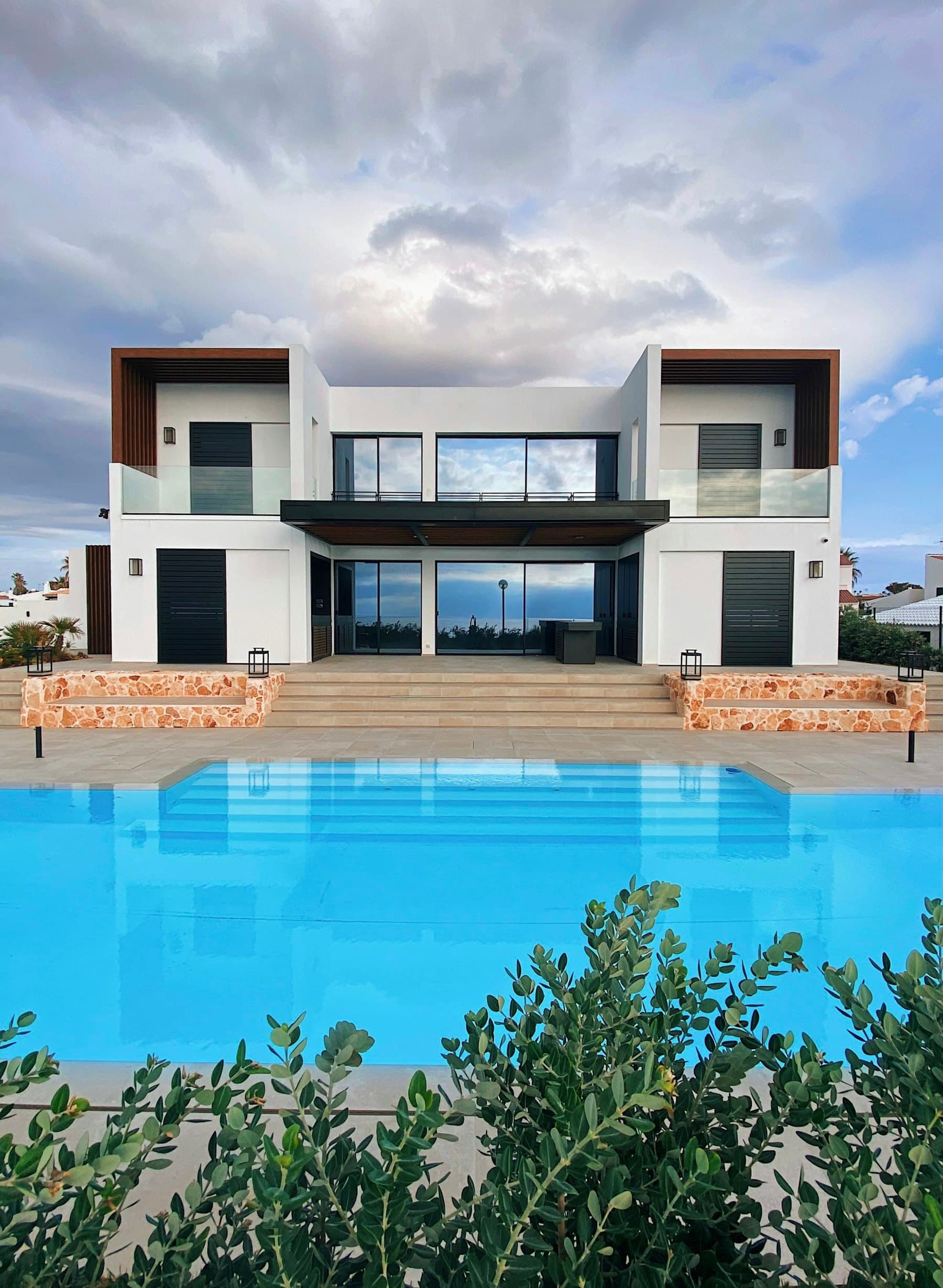 Villa moderne avec toiture et façade nettoyées par Hydrolys