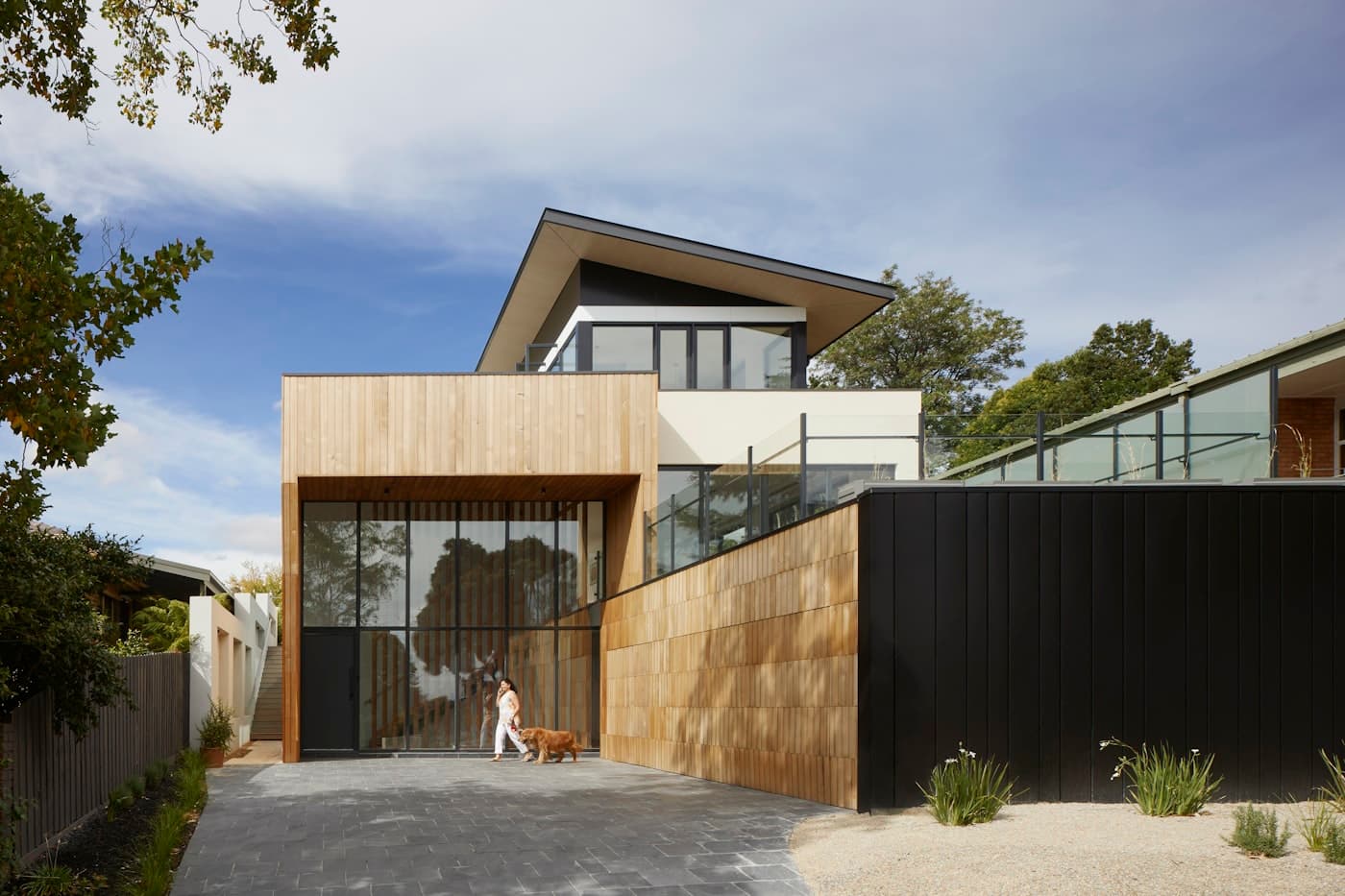 Façade moderne entretenue par l'équipe Hydrolys